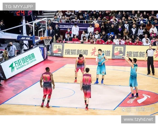 全面解析篮球规则中防守犯规和进攻犯规区别判定标准